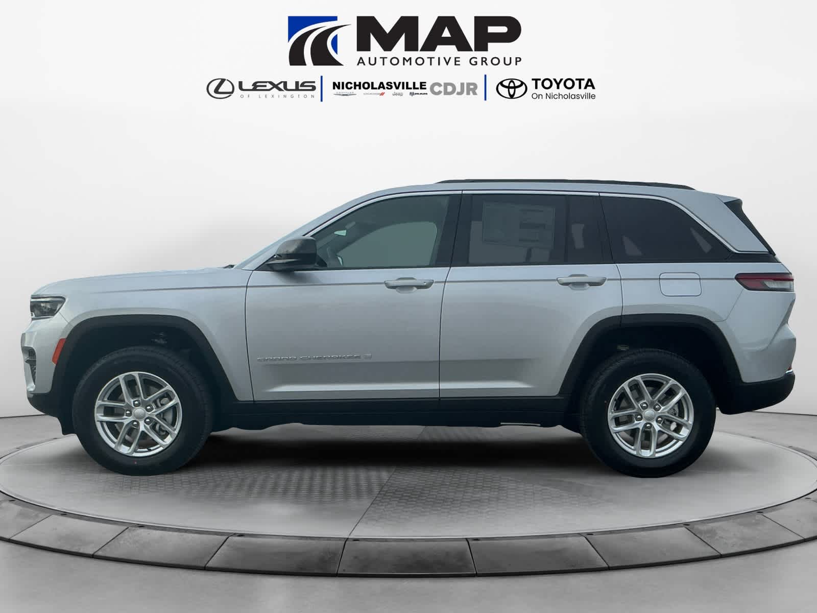 2025 Jeep Grand Cherokee GRAND CHEROKEE LAREDO X 4X4