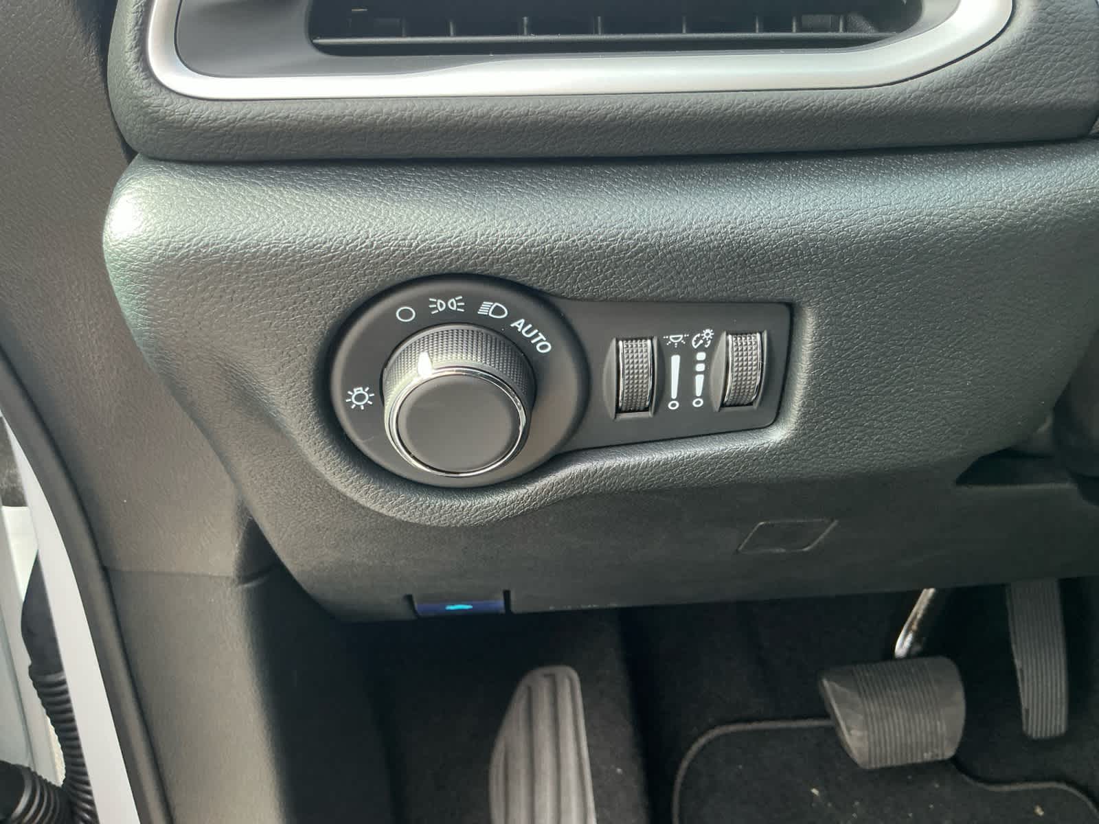 2025 Chrysler Voyager VOYAGER LX