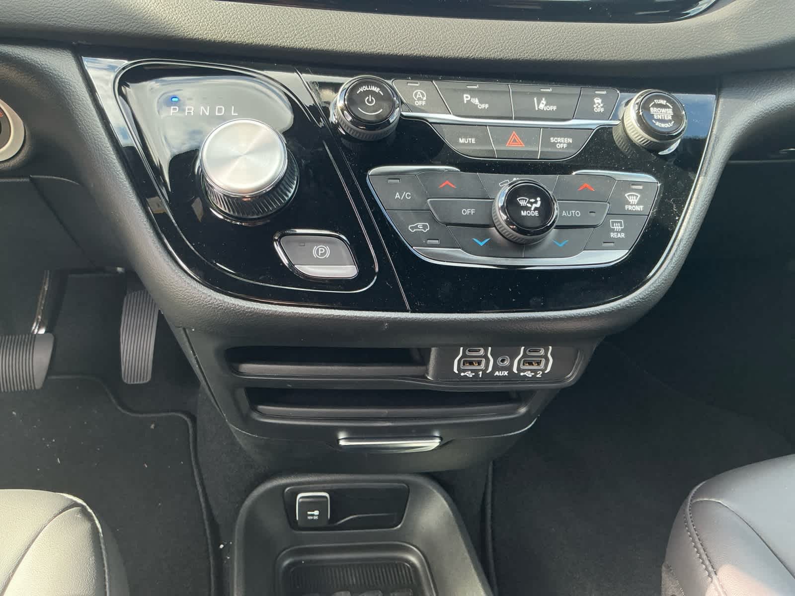 2025 Chrysler Voyager VOYAGER LX