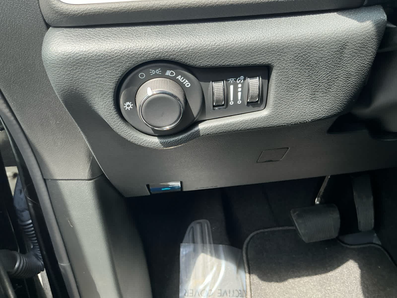 2025 Chrysler Voyager VOYAGER LX