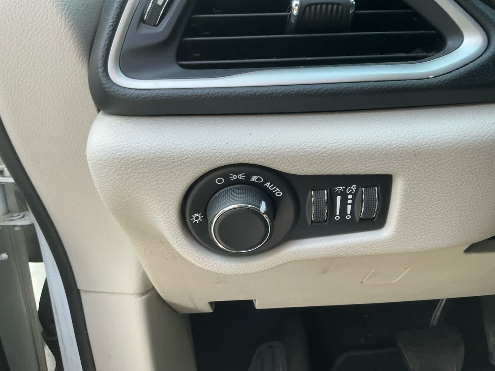 2020 Chrysler Voyager LXI