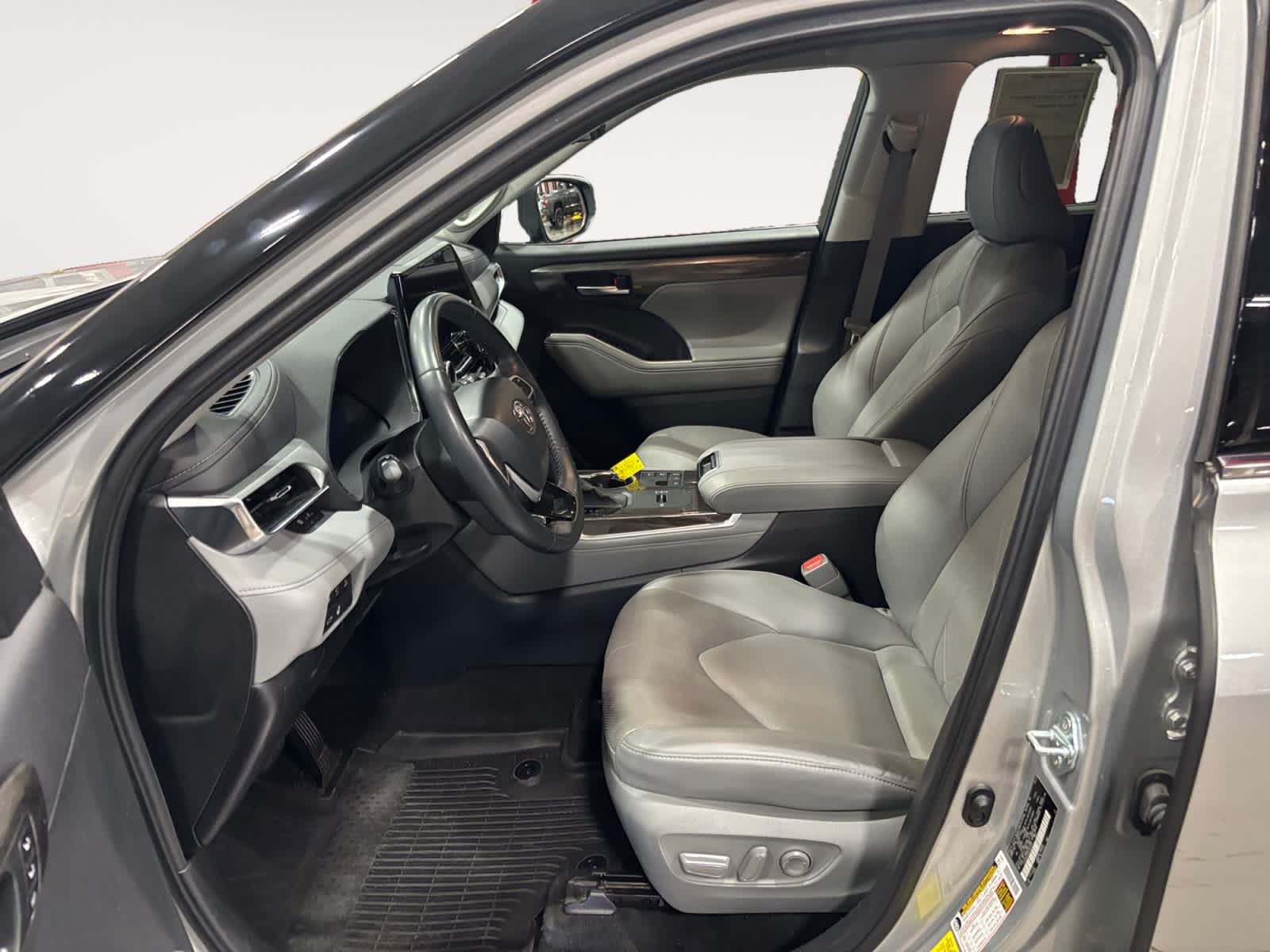 2023 Toyota Highlander Hybrid Platinum