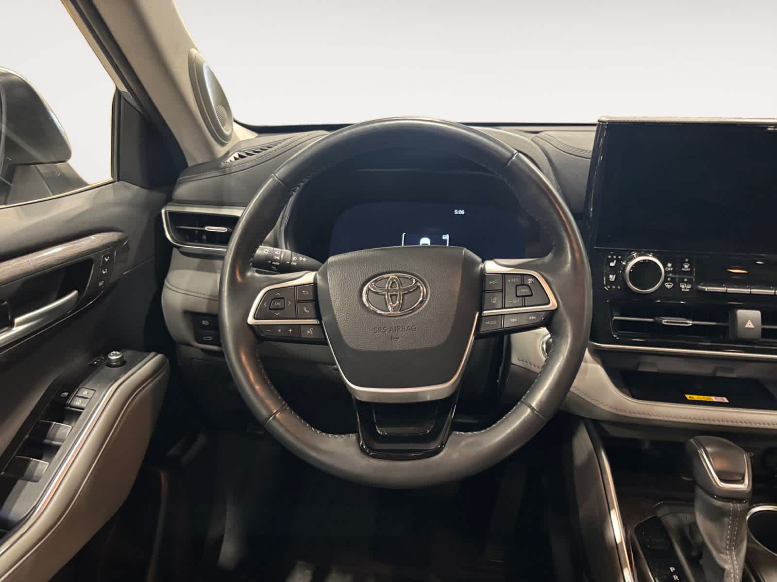 2023 Toyota Highlander Hybrid Platinum