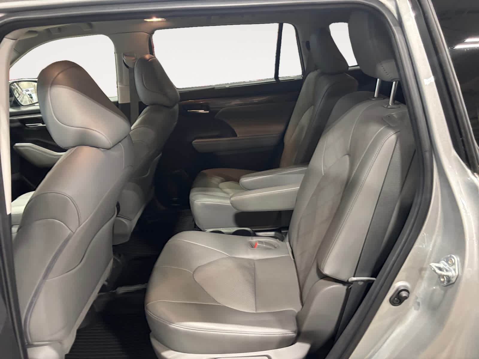 2023 Toyota Highlander Hybrid Platinum