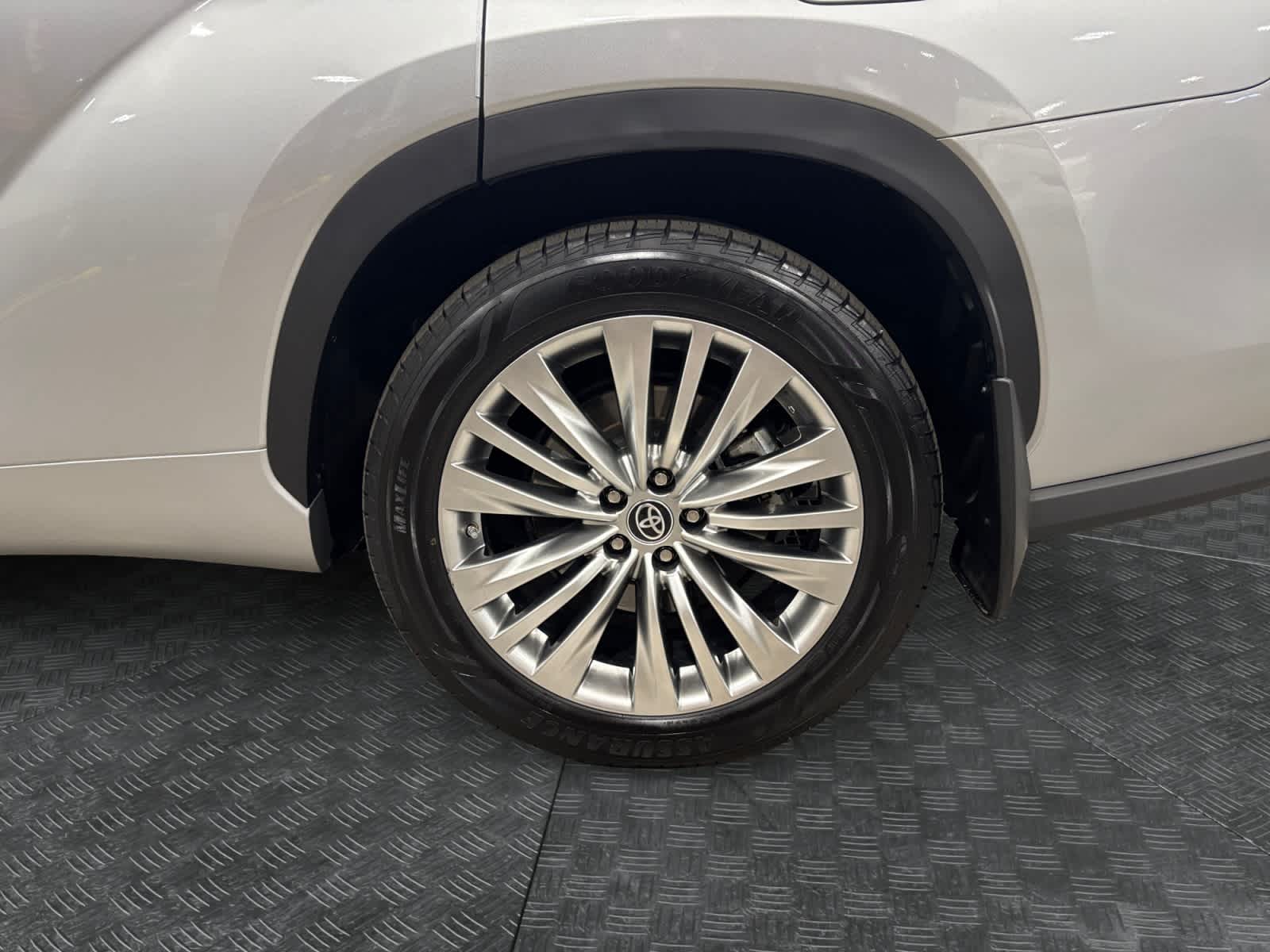 2023 Toyota Highlander Hybrid Platinum