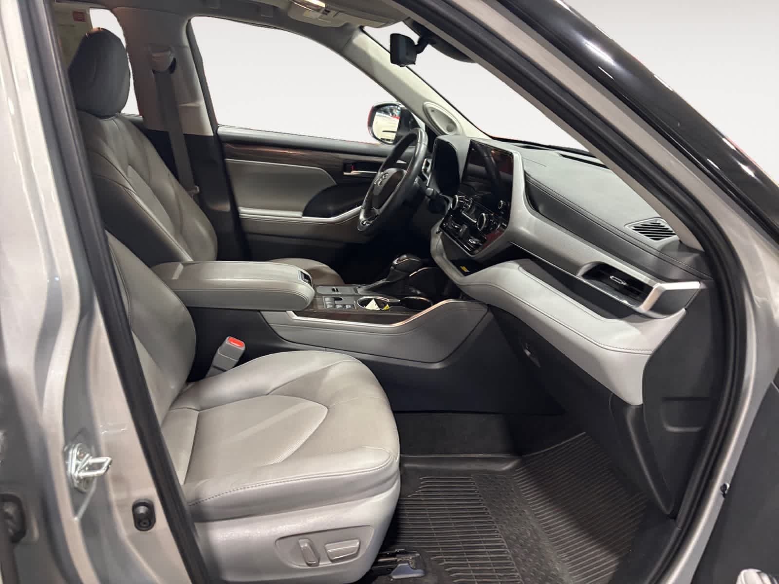 2023 Toyota Highlander Hybrid Platinum