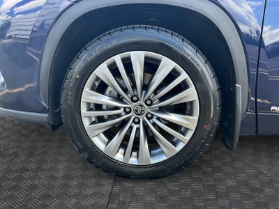 2022 Toyota Highlander Hybrid Platinum