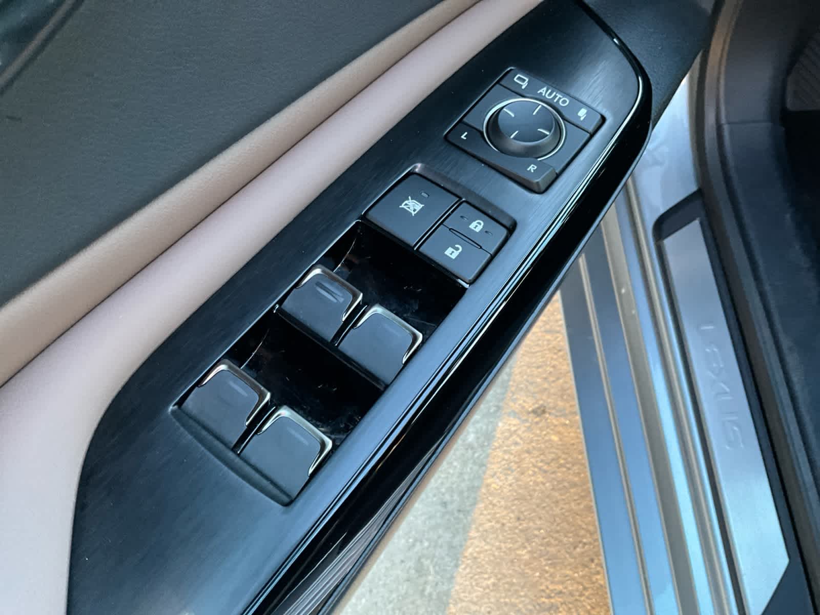 2025 Lexus ES 300h Luxury