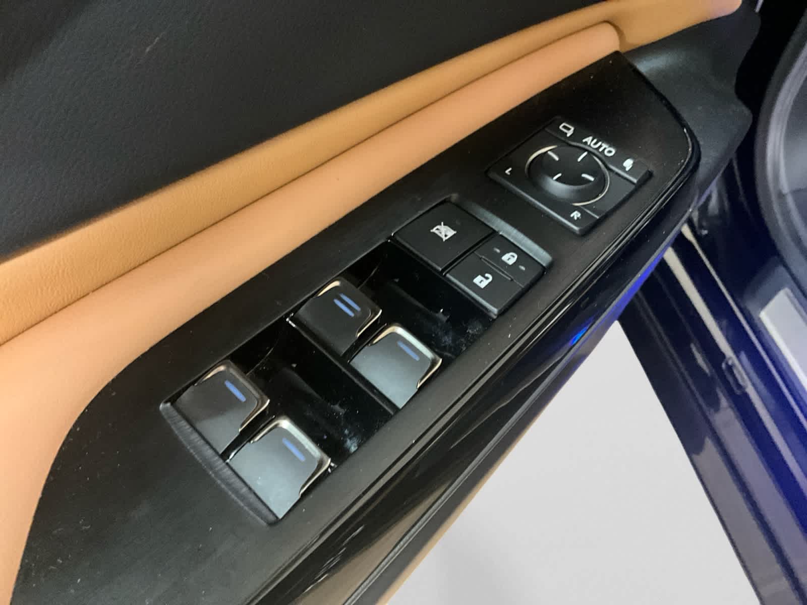 2025 Lexus ES 300h Luxury