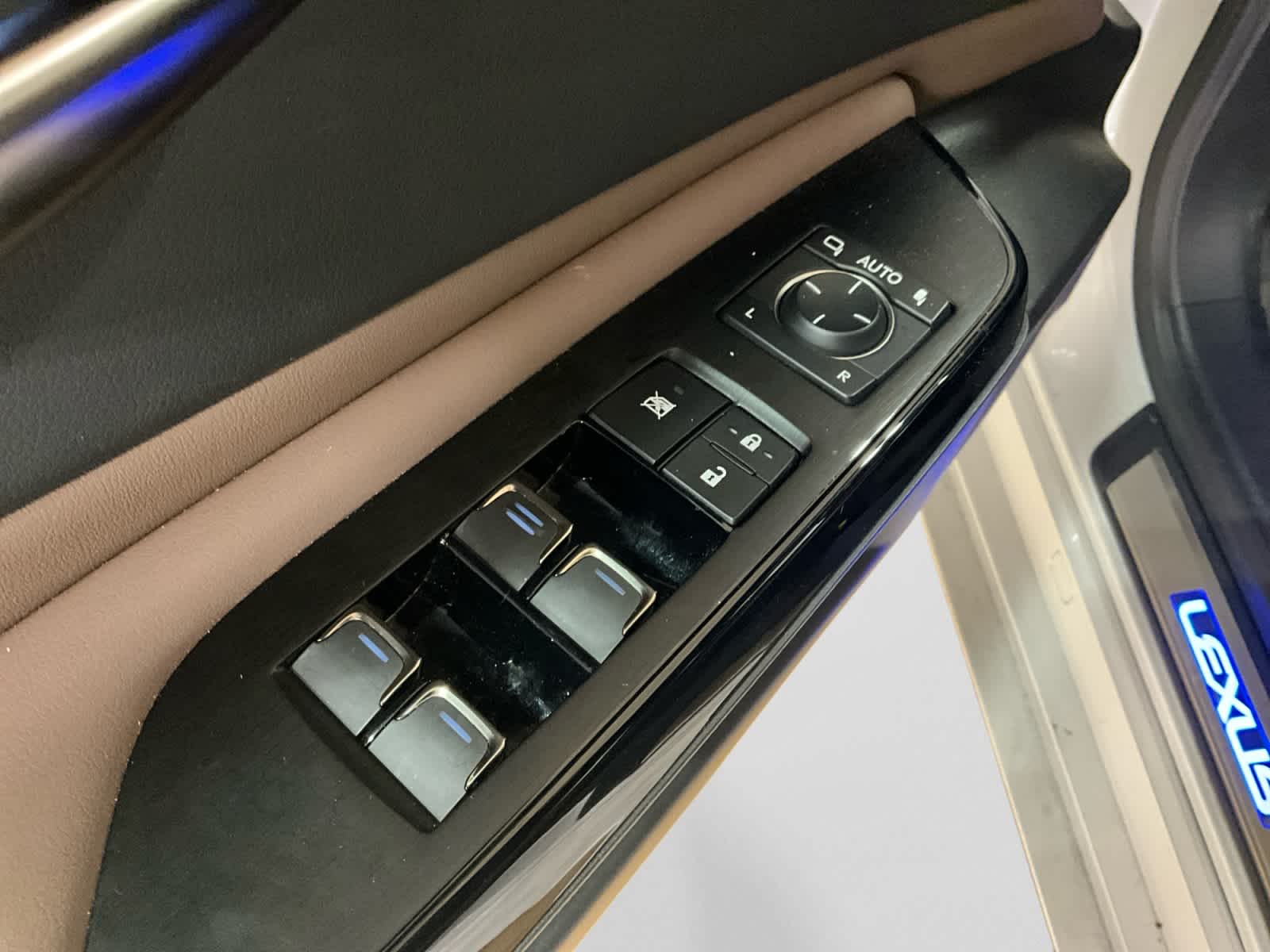 2025 Lexus ES 300h Luxury