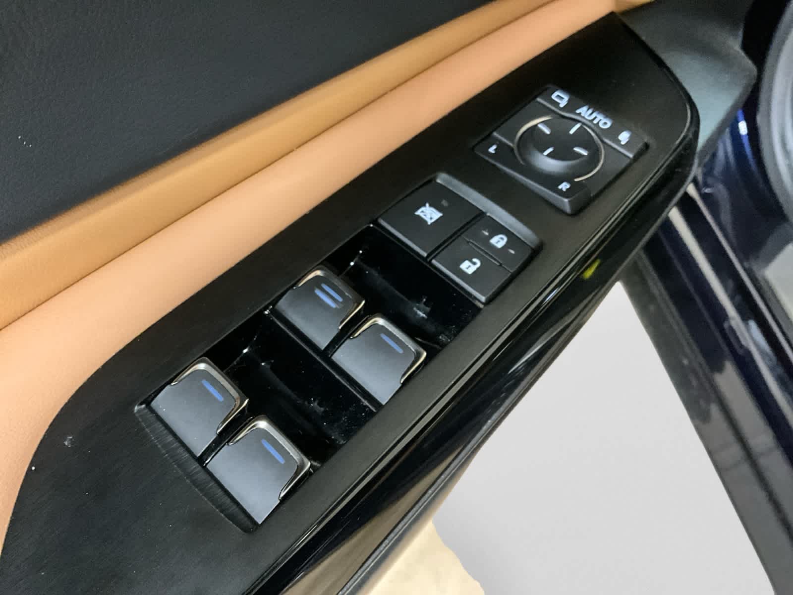 2025 Lexus ES 300h Ultra Luxury