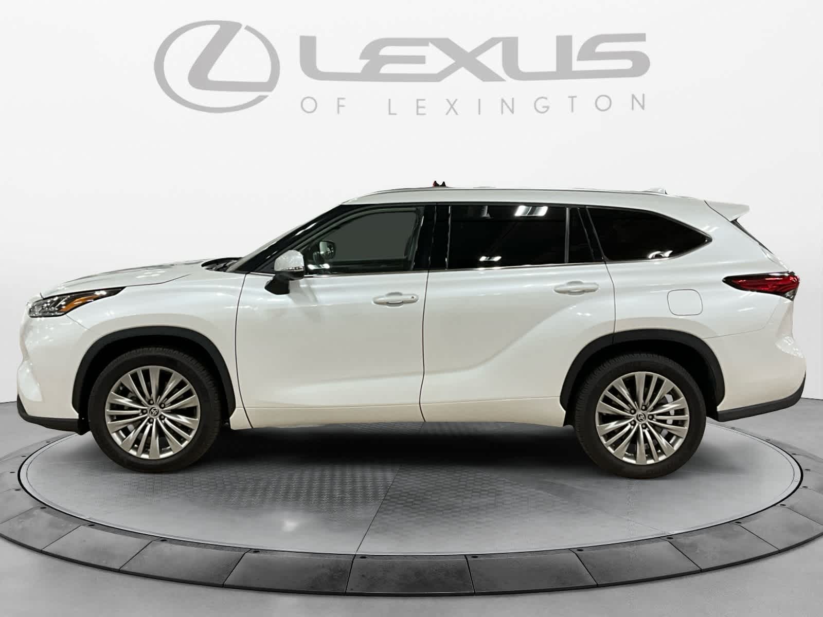 2023 Toyota Highlander Hybrid Platinum
