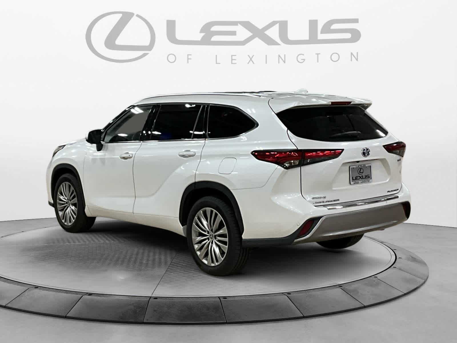 2023 Toyota Highlander Hybrid Platinum