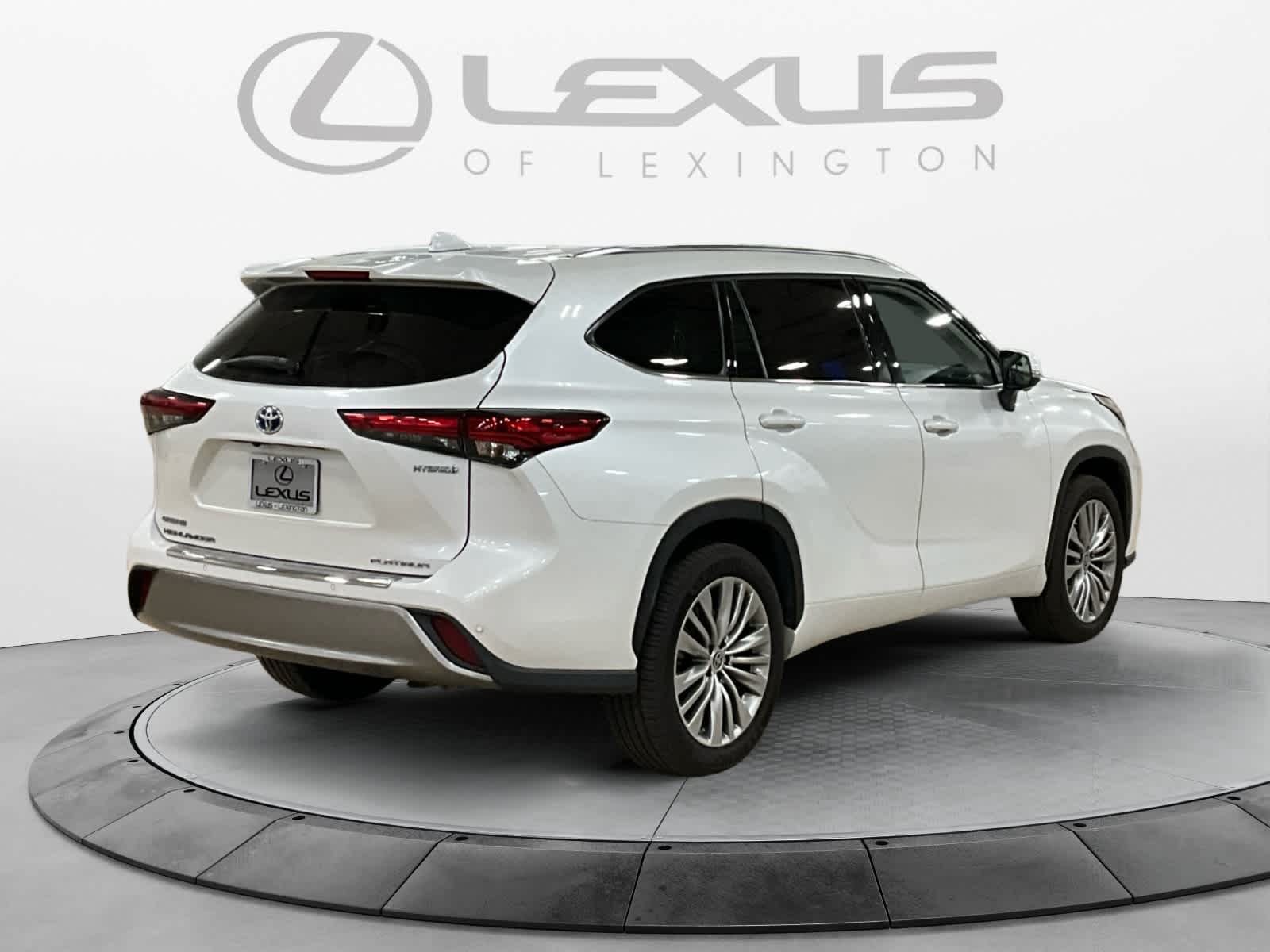 2023 Toyota Highlander Hybrid Platinum
