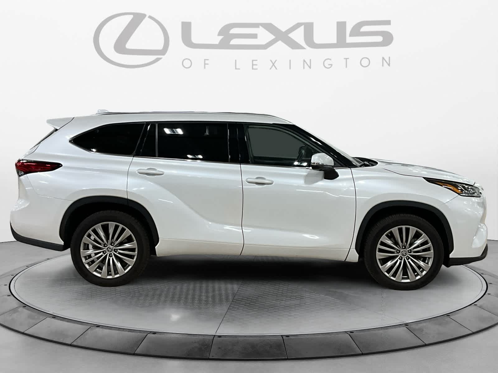 2023 Toyota Highlander Hybrid Platinum