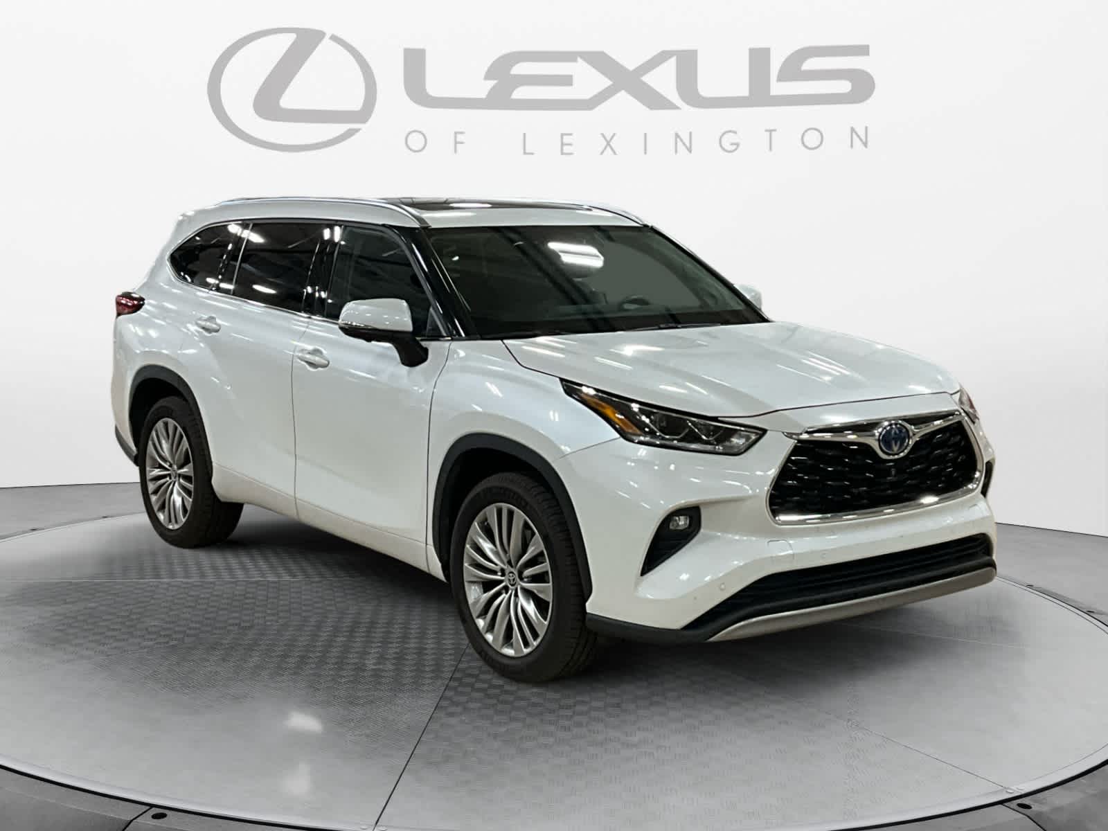 2023 Toyota Highlander Hybrid Platinum