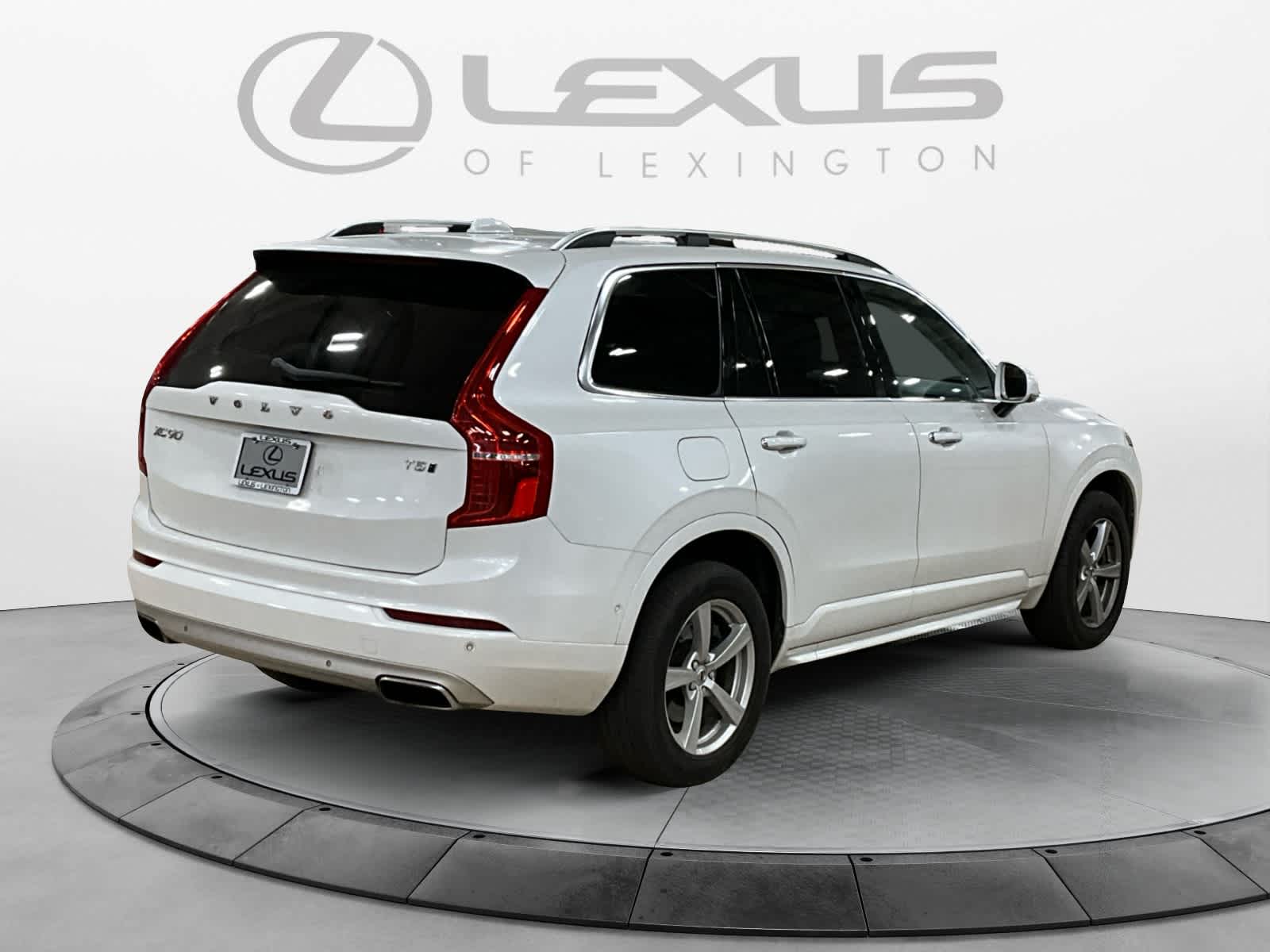 2017 Volvo XC90 Momentum