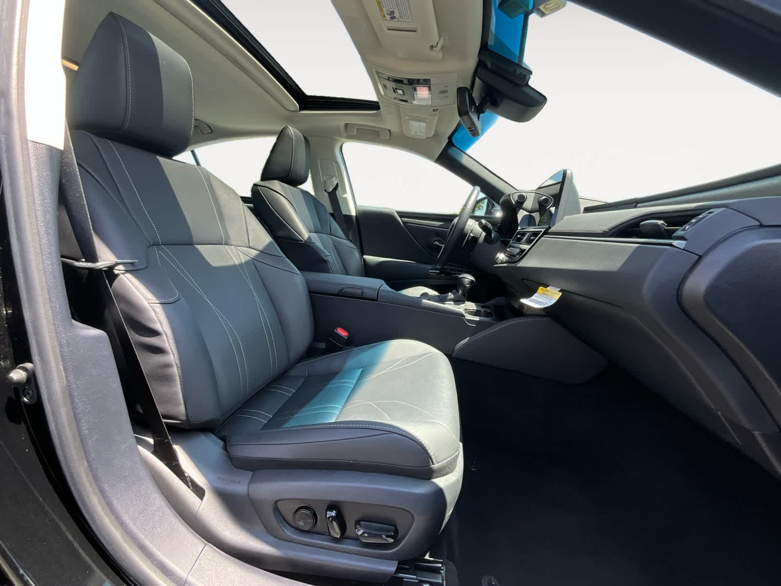 2025 Lexus ES 300h Luxury