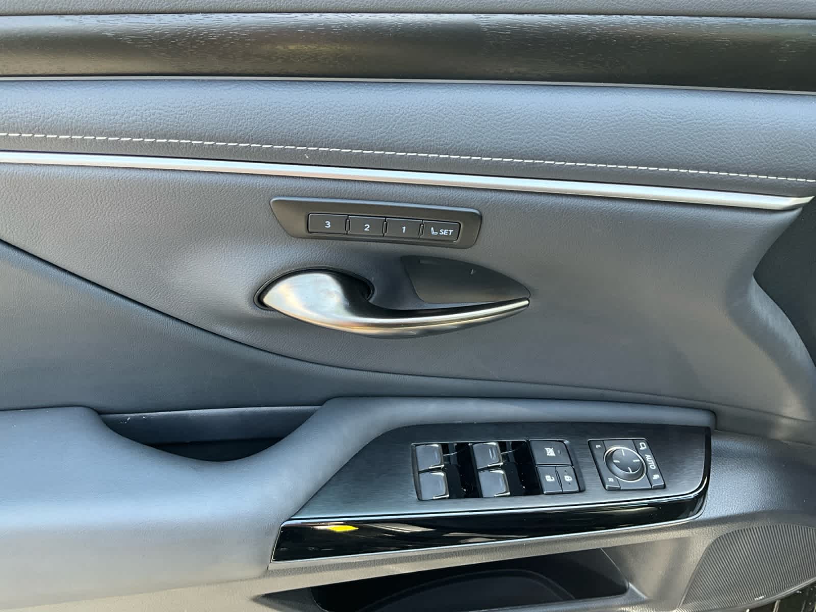 2025 Lexus ES 300h Luxury