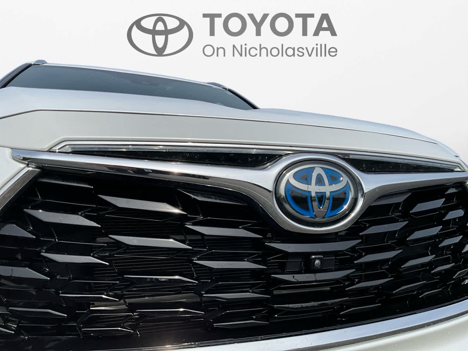 2023 Toyota Highlander Hybrid Platinum