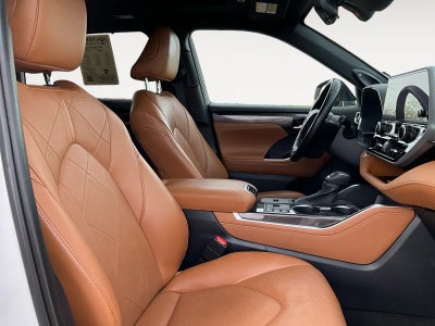 2023 Toyota Highlander Hybrid Platinum