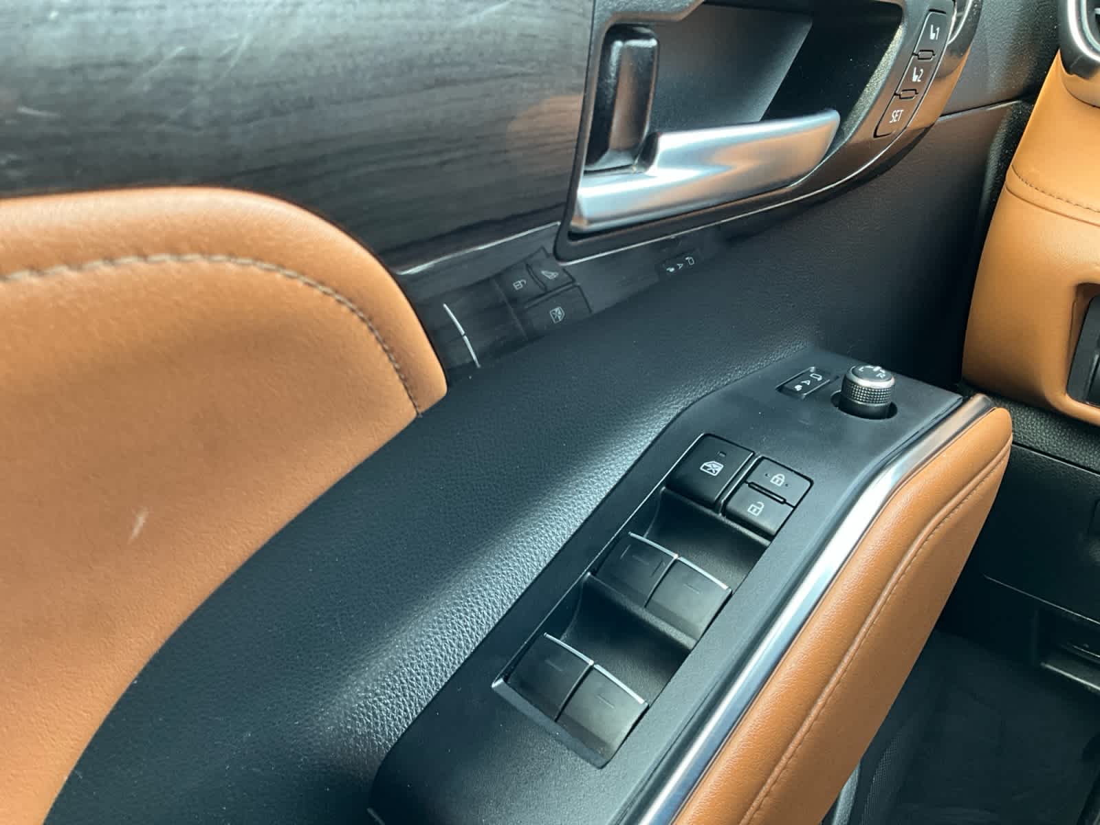 2023 Toyota Highlander Hybrid Platinum