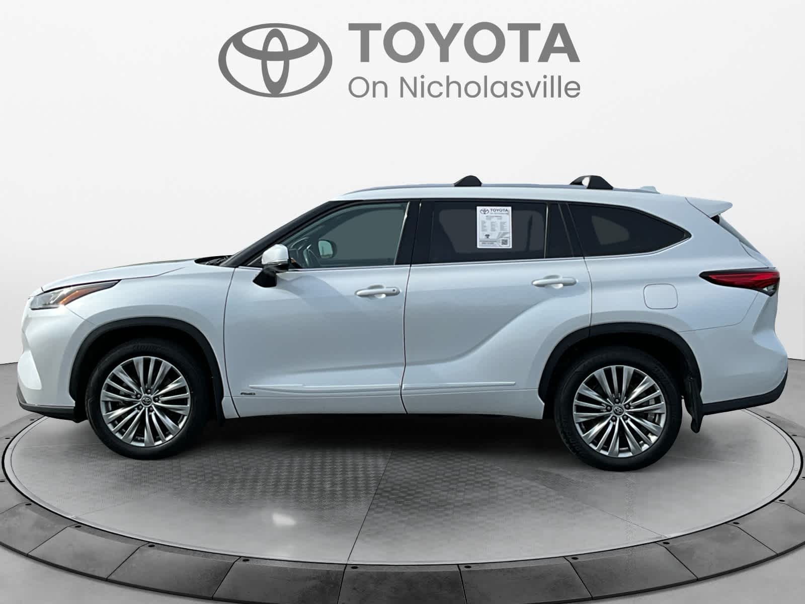 2023 Toyota Highlander Hybrid Platinum