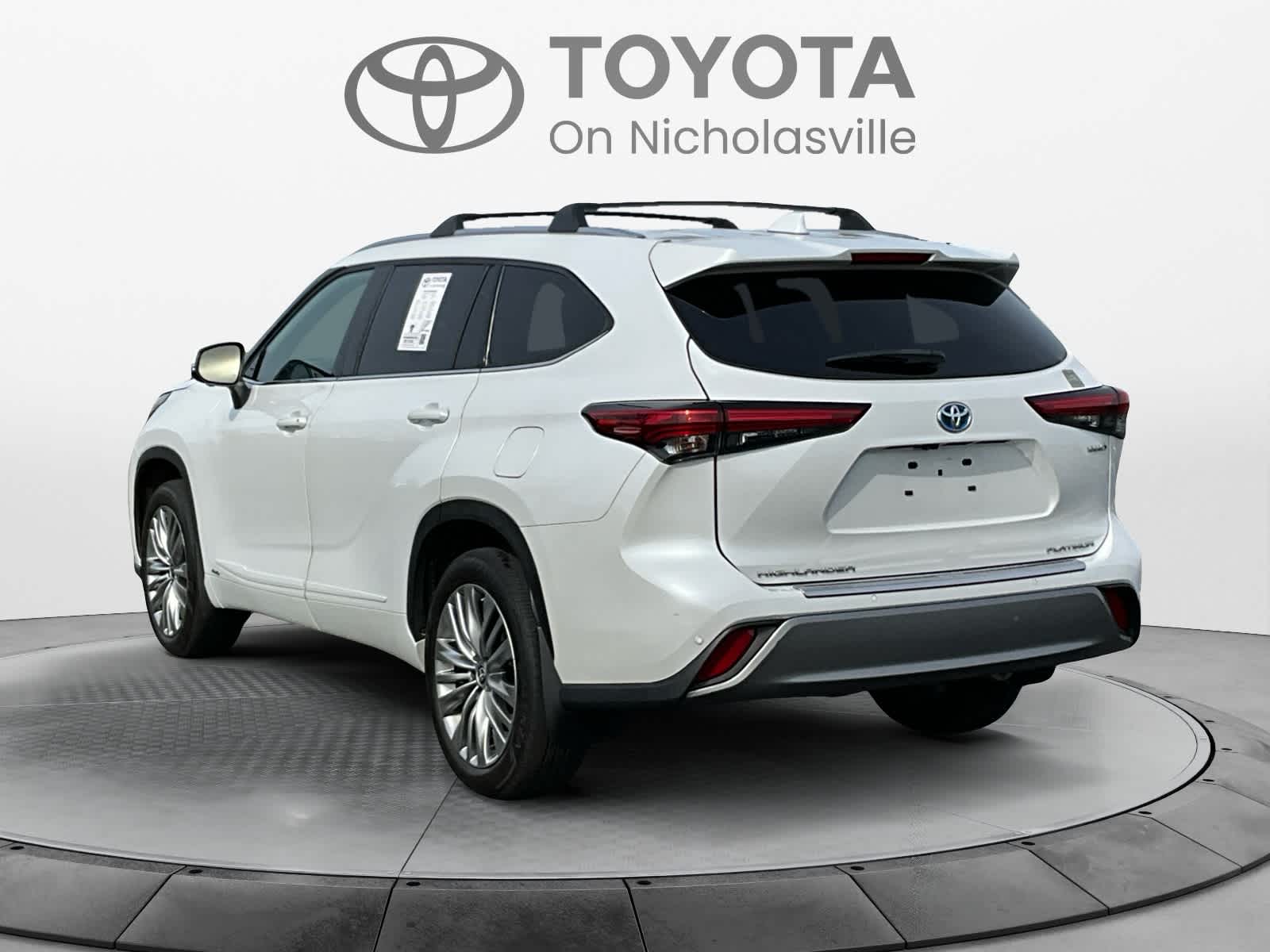 2023 Toyota Highlander Hybrid Platinum