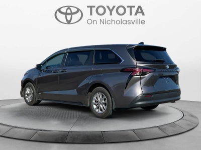 2022 Toyota Sienna LE