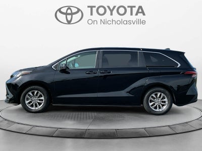 2022 Toyota Sienna LE