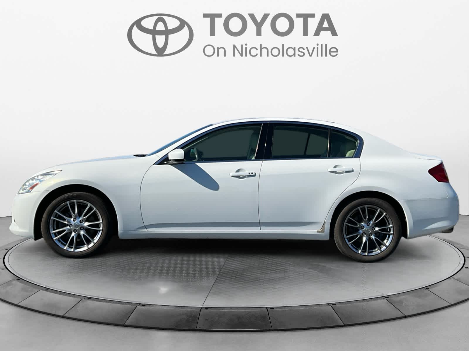 2011 INFINITI G37 Sedan x