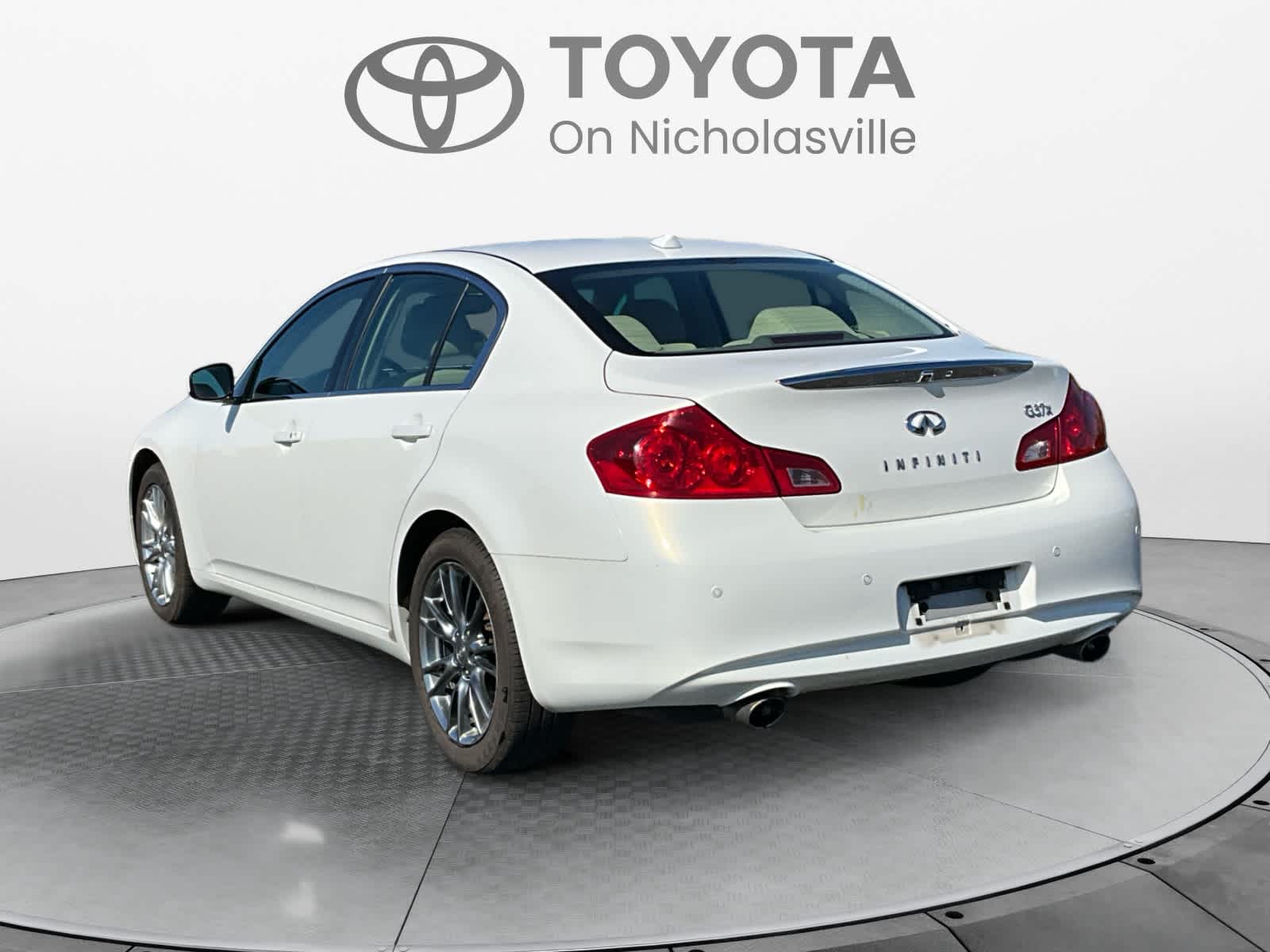2011 INFINITI G37 Sedan x