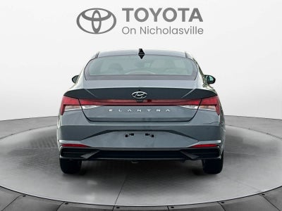 2022 Hyundai Elantra SE