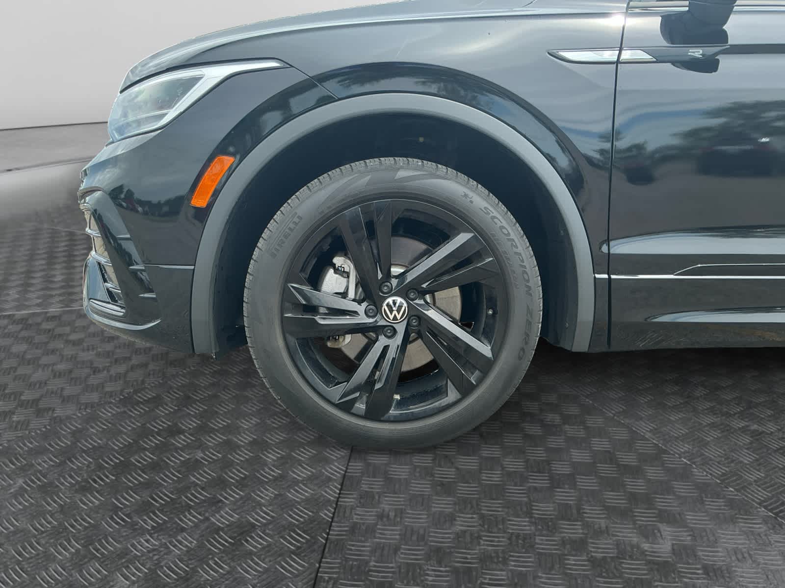 2023 Volkswagen Tiguan SE R-Line Black