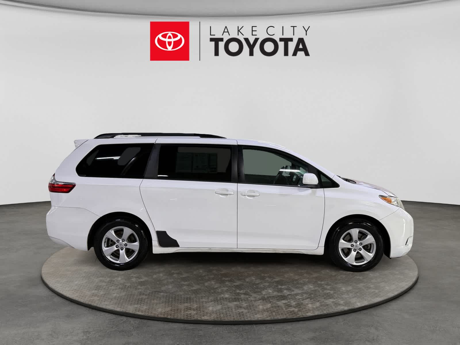 2017 Toyota Sienna LE Auto Access Seat