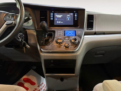 2017 Toyota Sienna LE Auto Access Seat