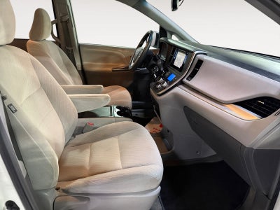 2017 Toyota Sienna LE Auto Access Seat