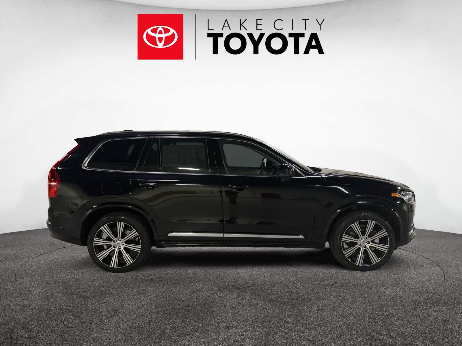 2024 Volvo XC90 Plus Bright Theme