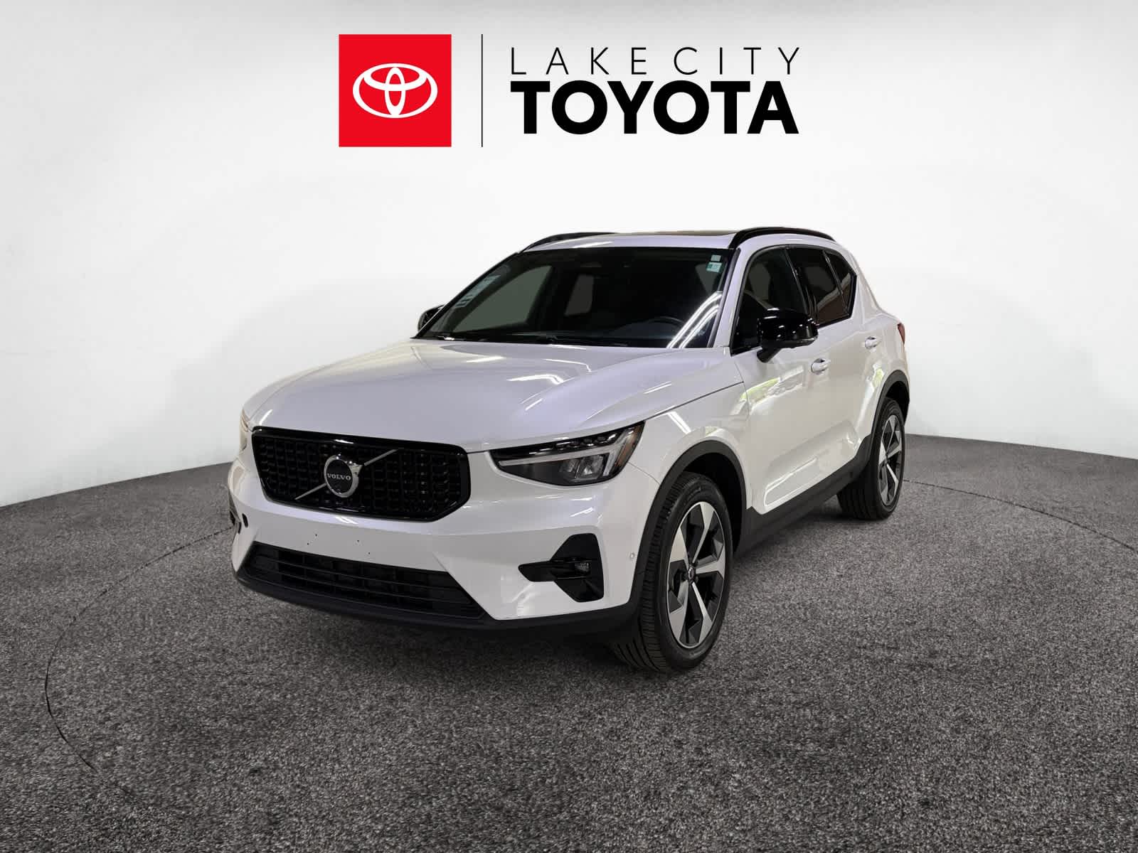 2024 Volvo XC40 Plus Dark Theme