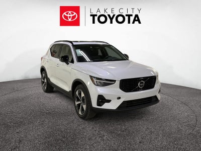 2024 Volvo XC40 Plus Dark Theme