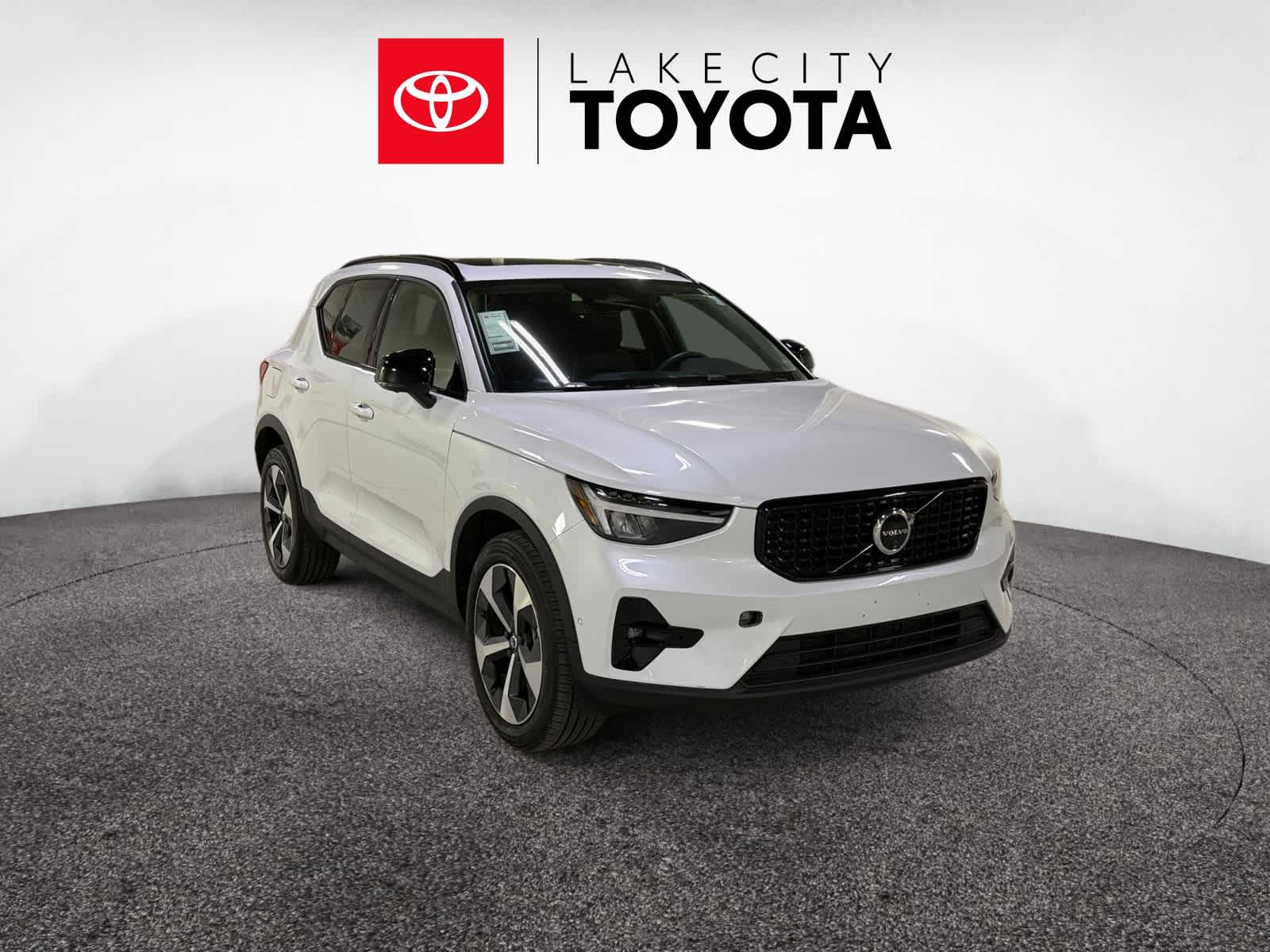 2024 Volvo XC40 Plus Dark Theme