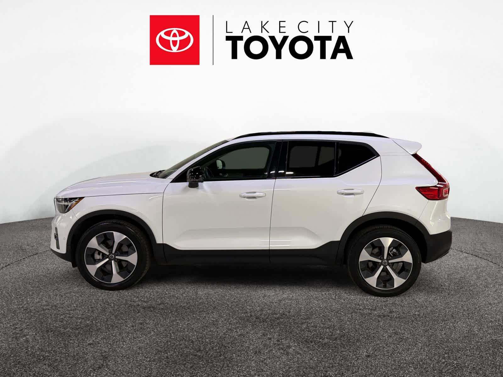 2024 Volvo XC40 Plus Dark Theme