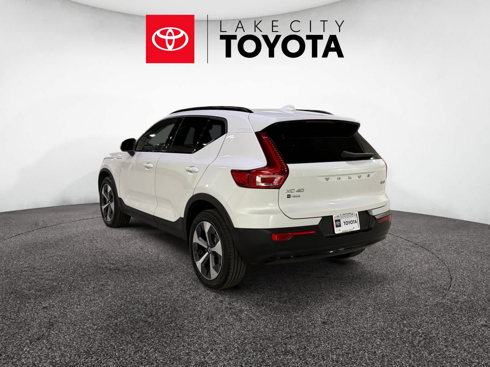 2024 Volvo XC40 Plus Dark Theme