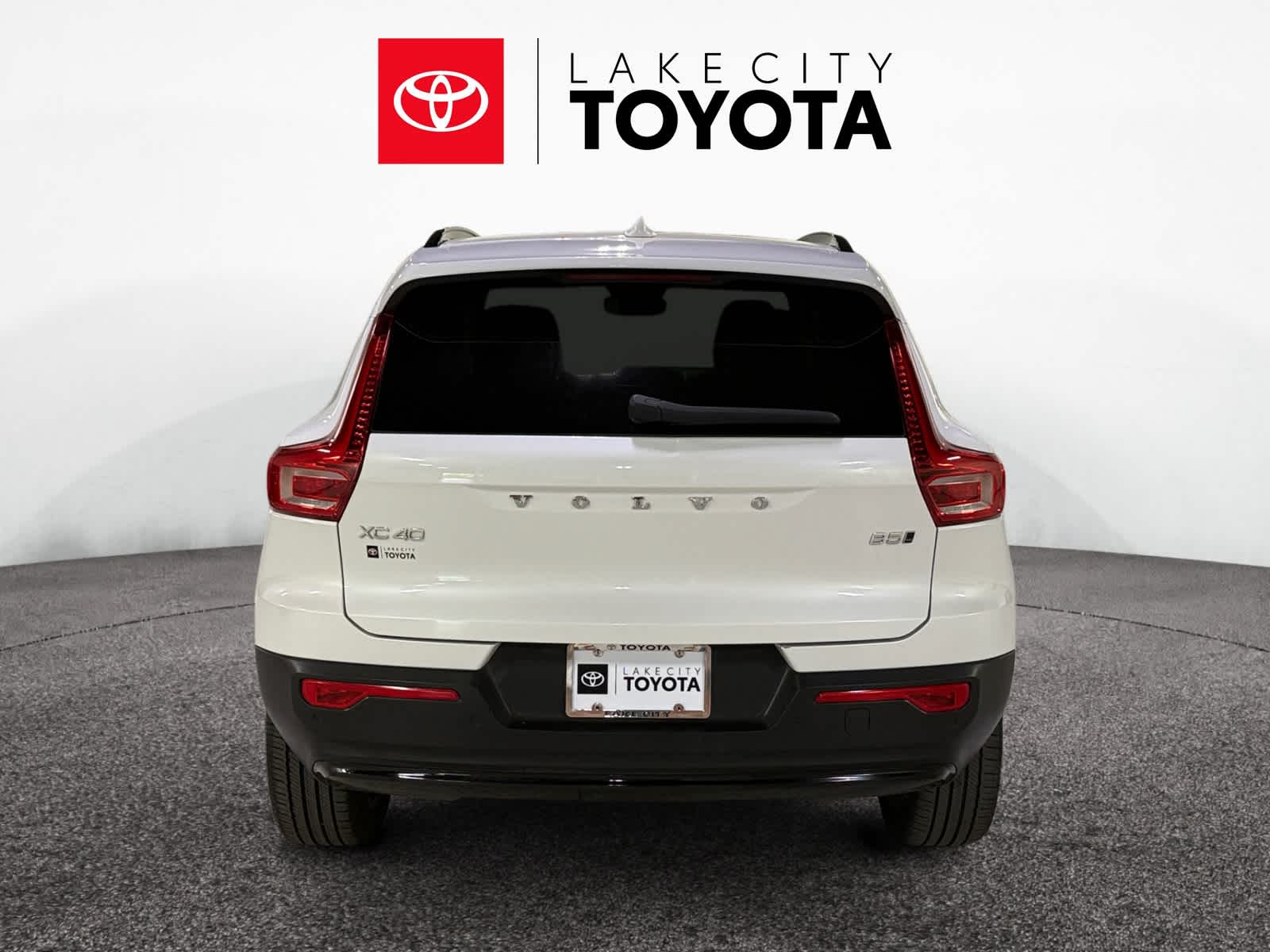 2024 Volvo XC40 Plus Dark Theme