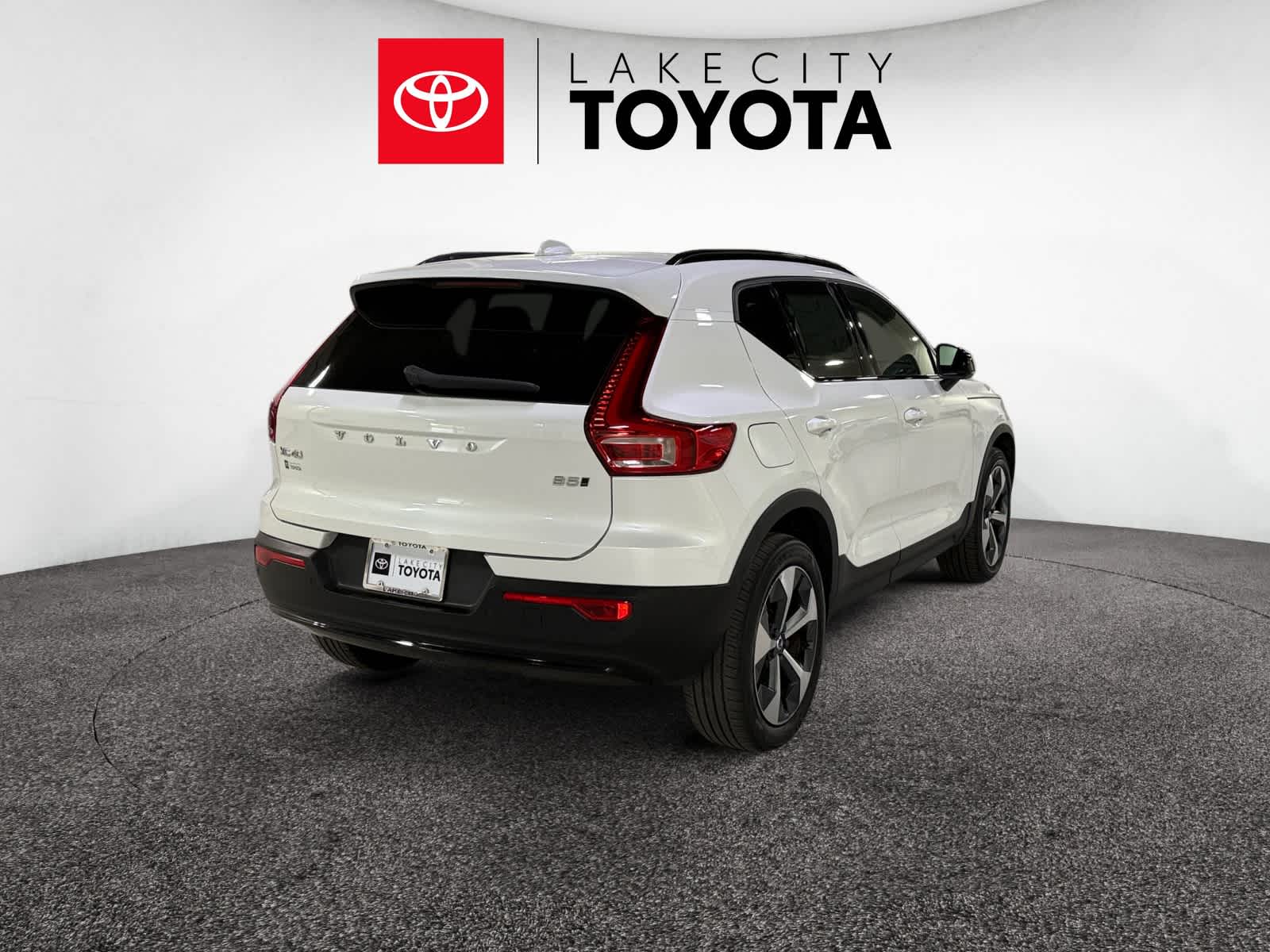 2024 Volvo XC40 Plus Dark Theme