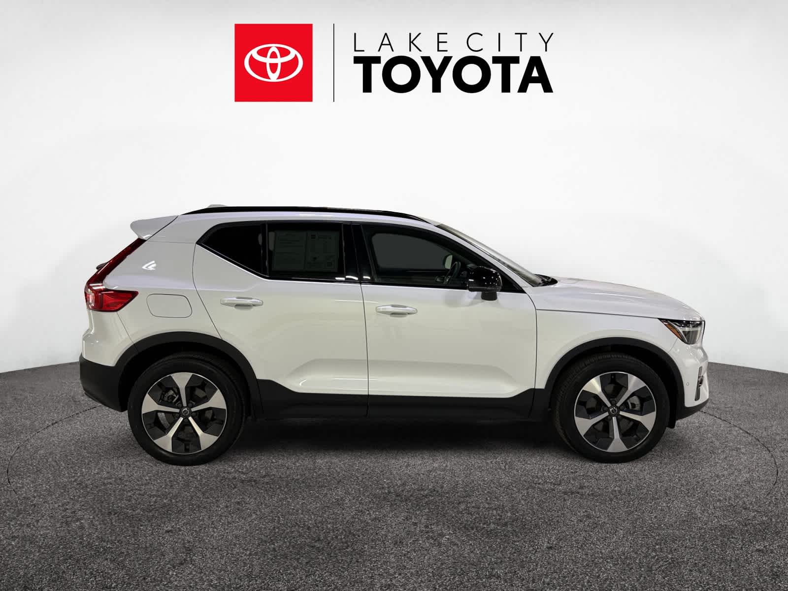 2024 Volvo XC40 Plus Dark Theme