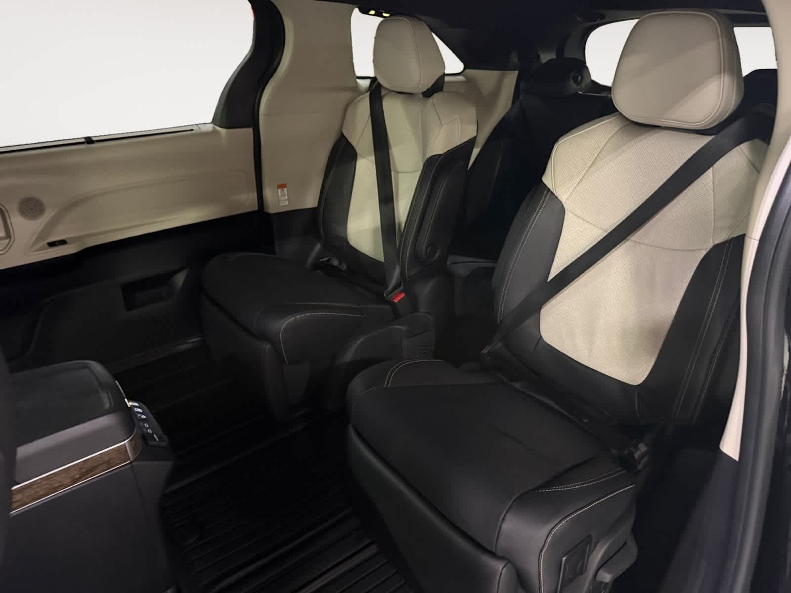 2025 Toyota Sienna Platinum
