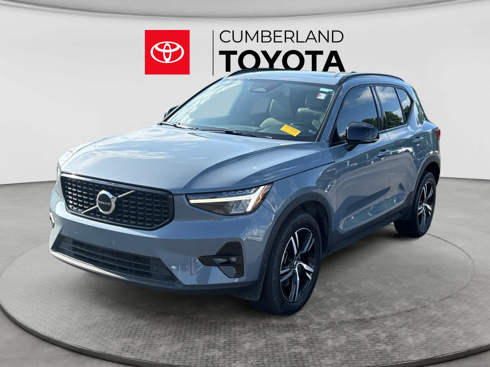 2023 Volvo XC40 Plus Dark Theme