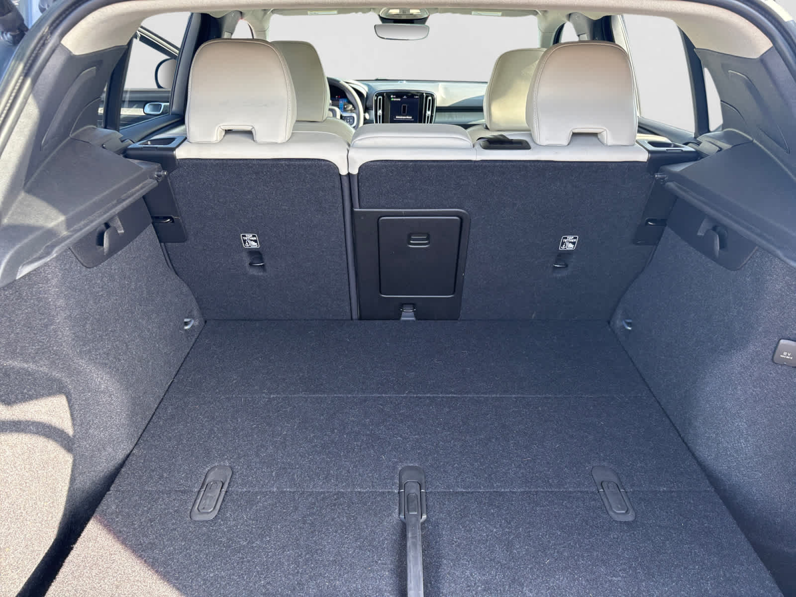2023 Volvo XC40 Plus Dark Theme