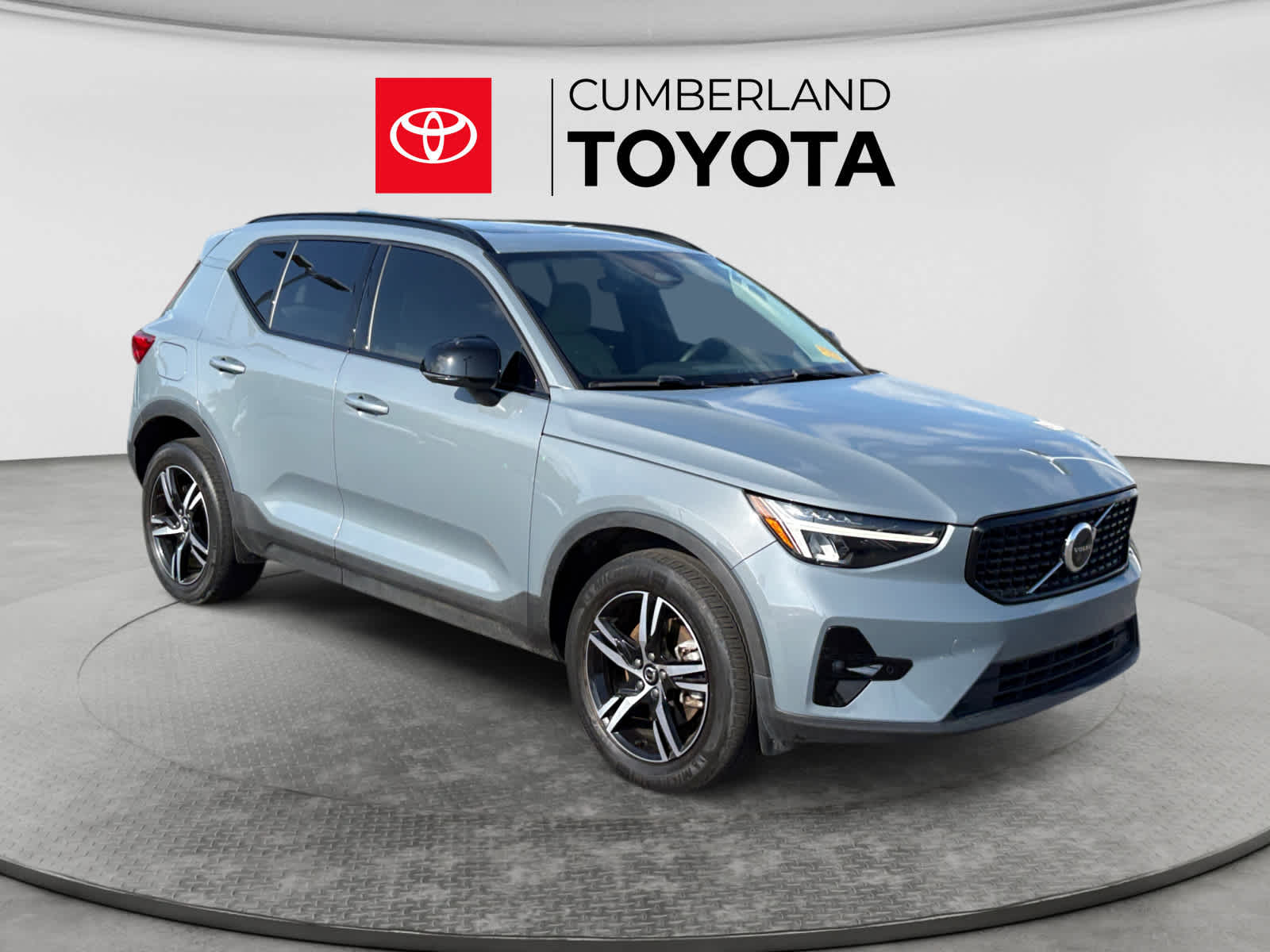 2023 Volvo XC40 Plus Dark Theme